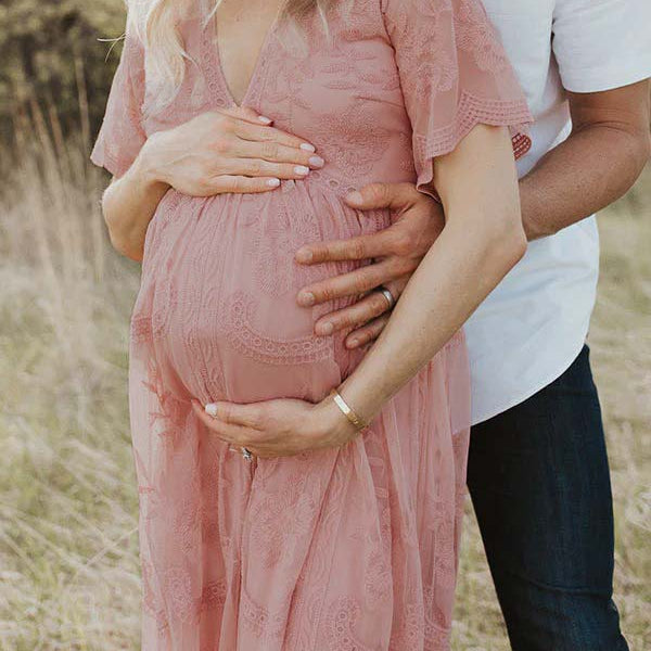 Beaumama robe photo longue grossesse fluide dentelle v-cou manches courtes femme enceinte