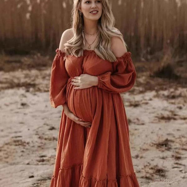 Beaumama robe shooting grossesse longue bohème fendu le côté queue orange épaules dénudées femme enceinte
