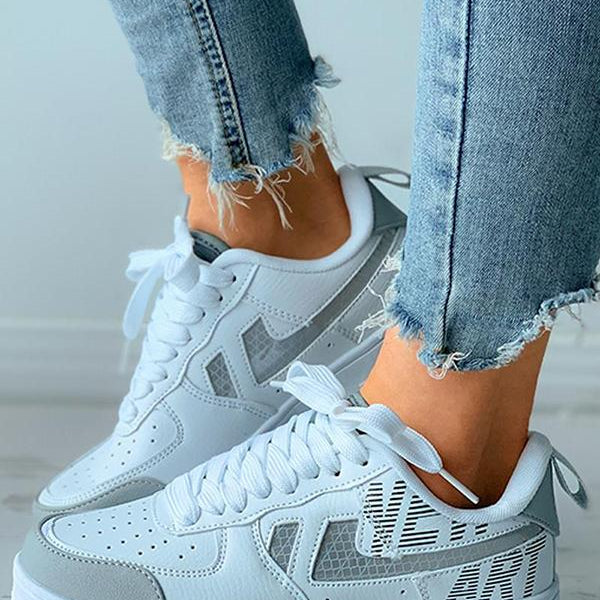 Beaumama baskets blanches à empiècements gris lettres chic femme enceinte aesthetic chaussures