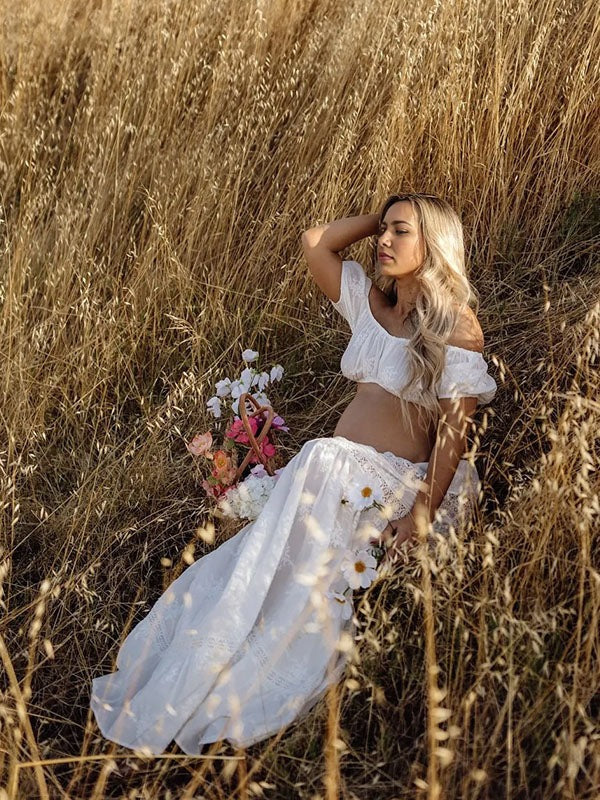 Beaumama robe longue de maternité shooting élégante 2 en 1 en dentelle à épaules dénudées blanche
