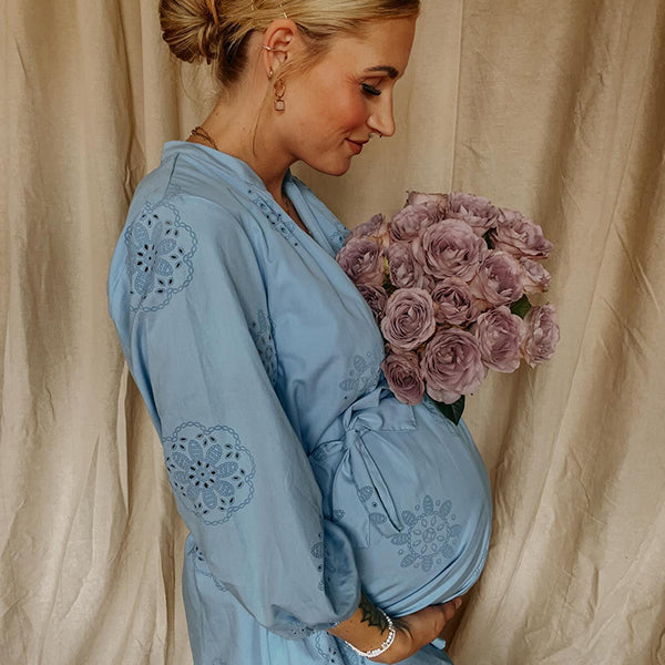 Beaumama robe courte grossesse élégant casual découpe broderie fleurie ceinture boutonnage photo femme enceinte