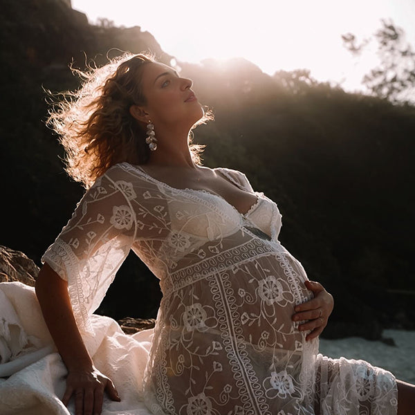 Beaumama robes photo mi-longue grossesse bohème dentelle transparent fente avant bord ondulé femme enceinte