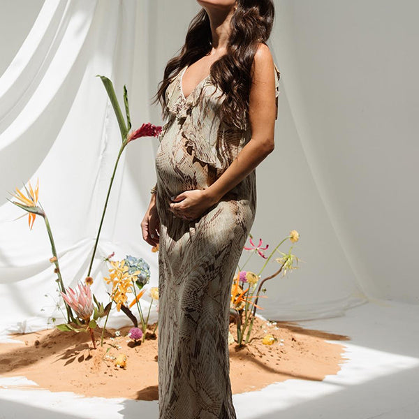 Beaumama robes longue grossesse élégant imprimé python volants strap fluide photo femme enceinte