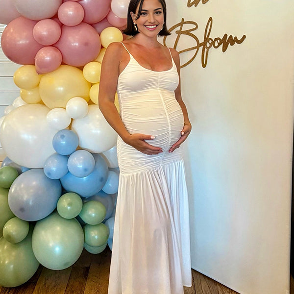 Beaumama robe longue grossesse chic babyshower spaghettiträger plissé fluide blanche femme enceinte