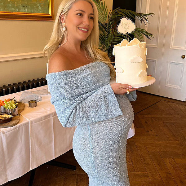 Beaumama robe longue de maternité élégante moulante en tricot bleu à épaules dénudées
