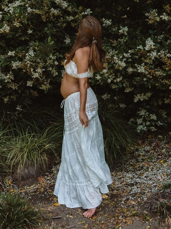 Beaumama robe longue de maternité shooting élégante 2 en 1 en dentelle à épaules dénudées blanche