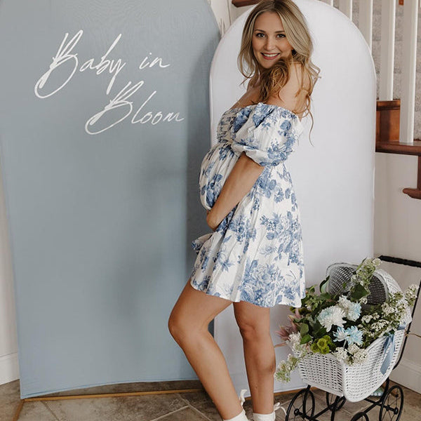 Beaumama robe courte de maternité baby shower bleue à volants et à manches bouffantes avec épaules dénudées et motif floral fête prénatale