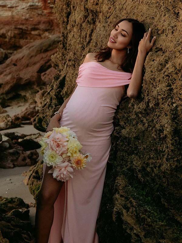 Beaumama robe longue grossesse photo chic fendu le côté volants épaule dénudée femme enceinte