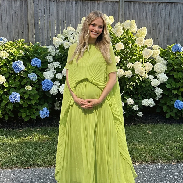 Beaumama robe longue grossesse chic soirée plissé fluide dos nu vert clair femme enceinte