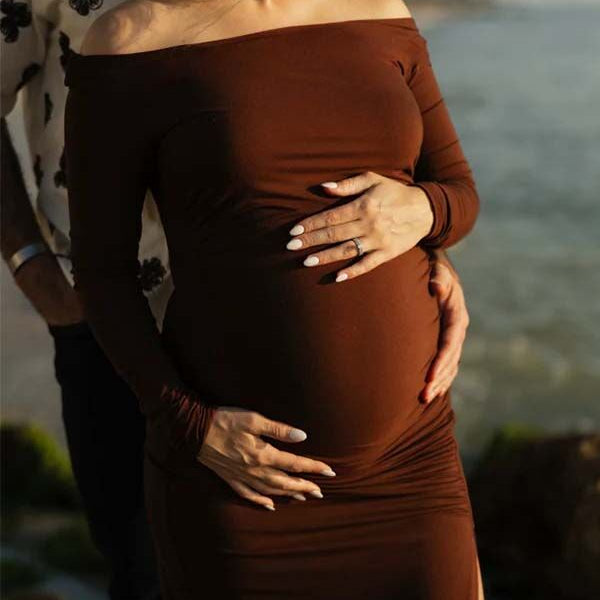 Beaumama robe longue de grossesse moulante épaules dénudées avec fente latérale pour shooting photo femme enceinte