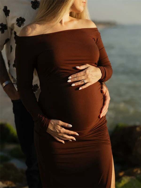 Beaumama robe longue de grossesse moulante épaules dénudées avec fente latérale pour shooting photo femme enceinte