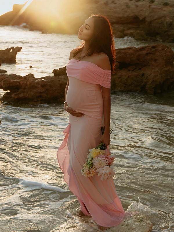 Beaumama robe longue grossesse photo chic fendu le côté volants épaule dénudée femme enceinte