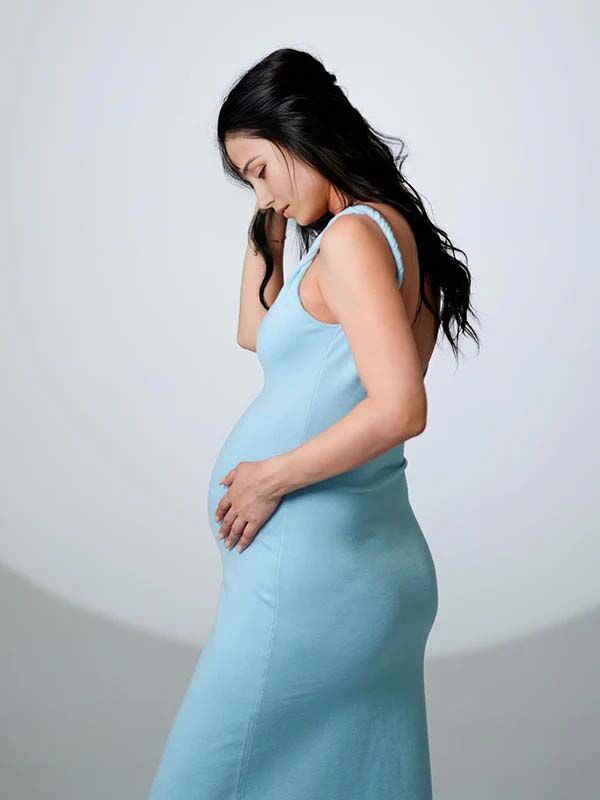Beaumama robe photo longue grossesse chic dos nu tricot torsadé strap femme enceinte