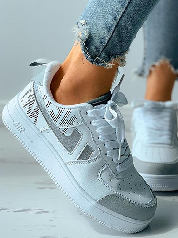 Beaumama baskets blanches à empiècements gris lettres chic femme enceinte aesthetic chaussures