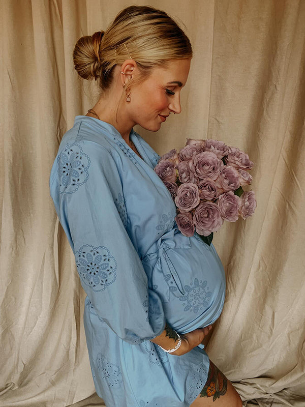 Beaumama robe courte grossesse élégant casual découpe broderie fleurie ceinture boutonnage photo femme enceinte