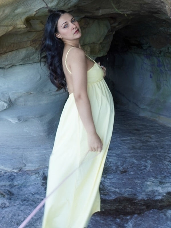 Robe photo longue grossesse dos nu spaghettiträger fluide trapèze jaune