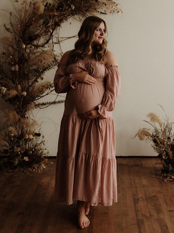 Robe photo longue grossesse fendu le côté fluide épaule dénudée rose