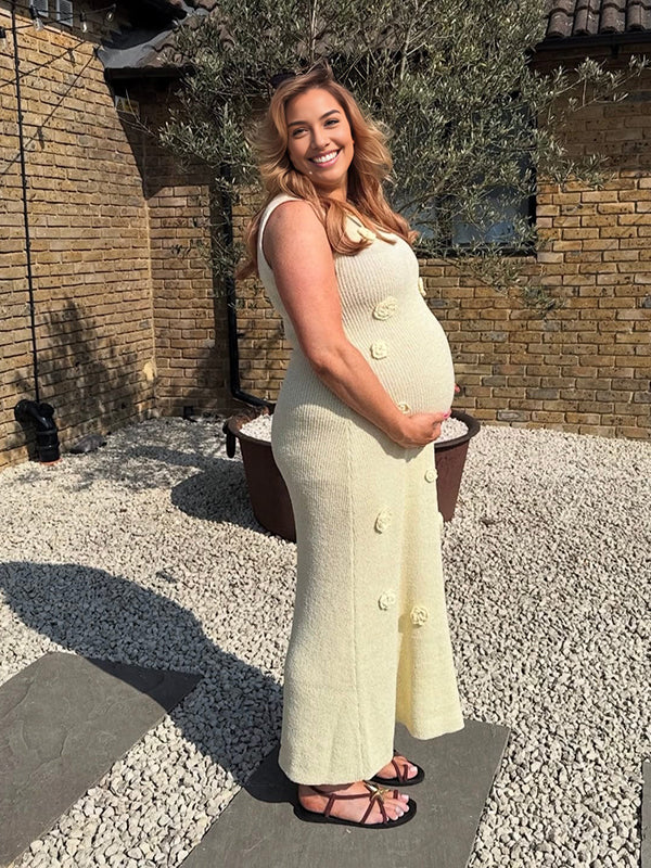 Beaumama robe longue grossesse chic babyshower 3D fleurie crochet tricot beige femme enceinte