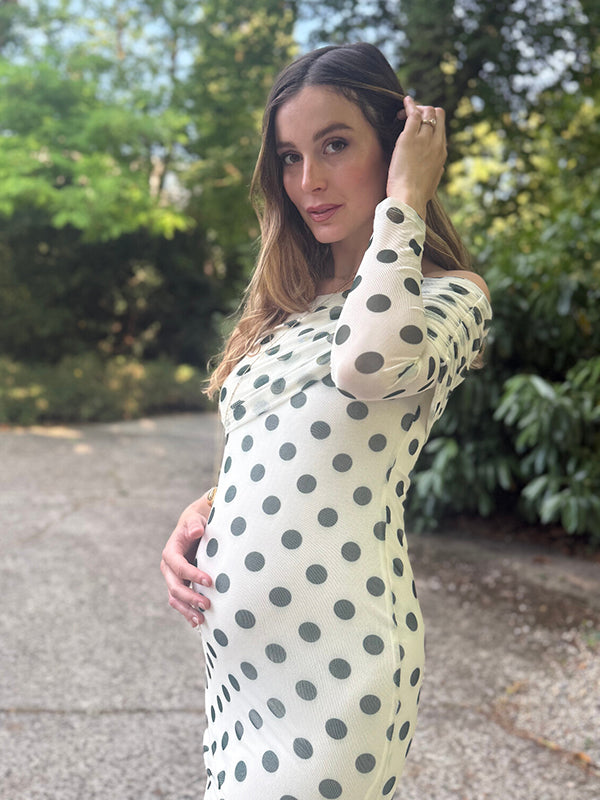 Robe longue grossesse pois épaule dénudée moulante blanche