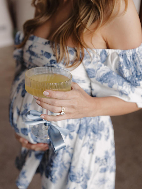 Beaumama robe courte de maternité baby shower bleue à volants et à manches bouffantes avec épaules dénudées et motif floral fête prénatale