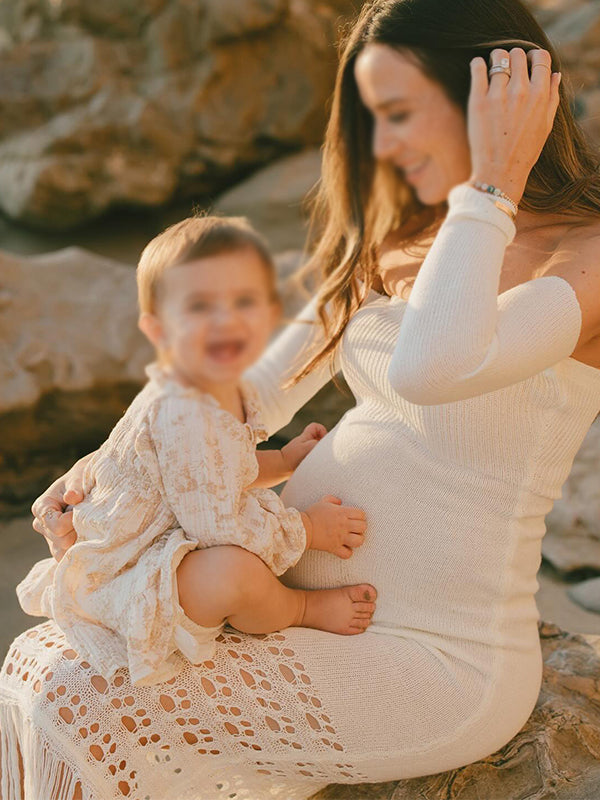 Beaumama robe longue de maternité shooting découpée en tricot à épaules dénudées plage vacances