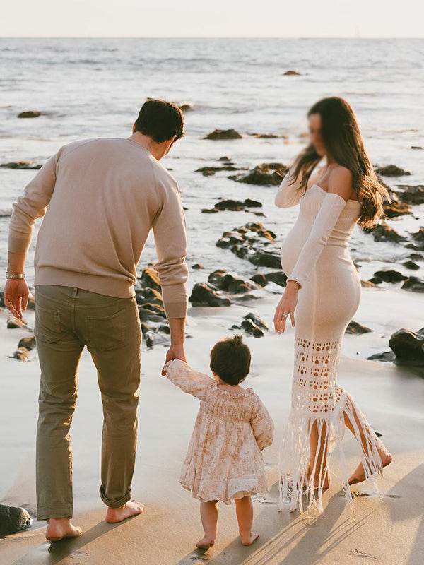 Beaumama robe longue de maternité shooting découpée en tricot à épaules dénudées plage vacances
