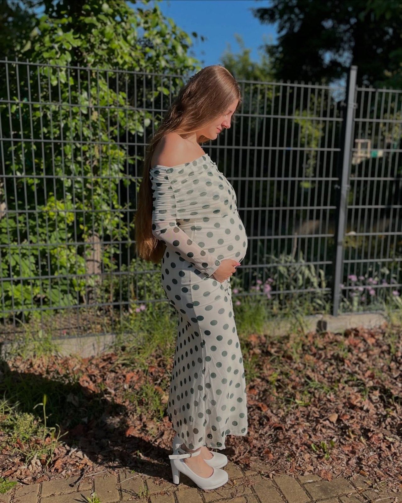 Robe longue grossesse pois épaule dénudée moulante blanche