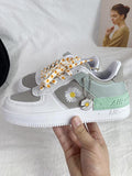 Beaumama baskets blanches à empiècements vert pastel imprimé marguerite femme enceinte