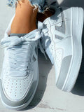 Beaumama baskets blanches à empiècements gris lettres chic femme enceinte aesthetic chaussures